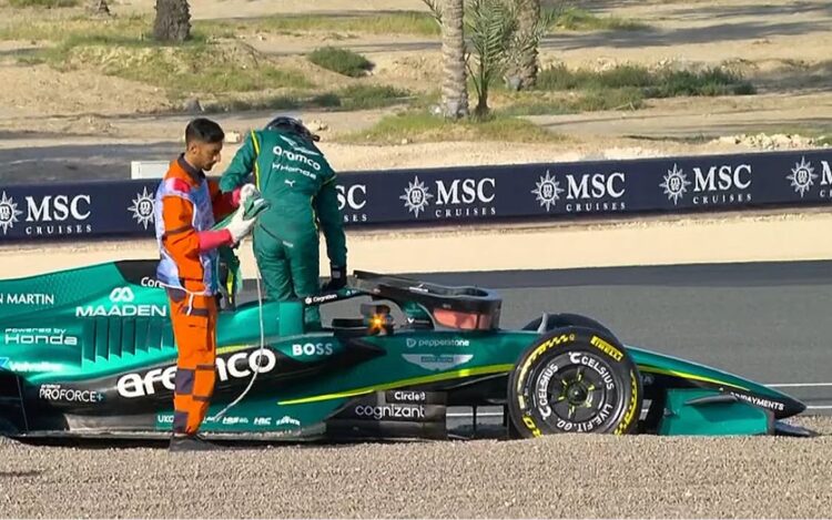 Проблемы Aston Martin на тестах: машина Алонсо ломается