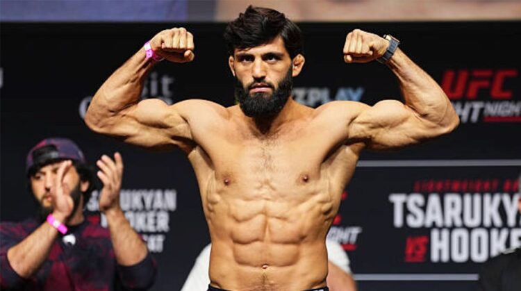 Претендент на титул UFC устроил массовую драку на борцовском турнире: видео