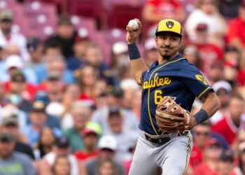 Эндрю Вон вытащил «Милуоки»: дабл с тремя RBI и нервная концовка