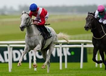 Эстранж выигрывает Pretty Polly Stakes, оставив позади победителя Оукса