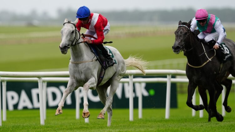 Эстранж выигрывает Pretty Polly Stakes, оставив позади победителя Оукса