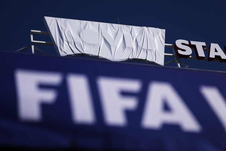 Как FIFA заставила НФЛ прятать логотипы на стадионах — и что из этого вышло