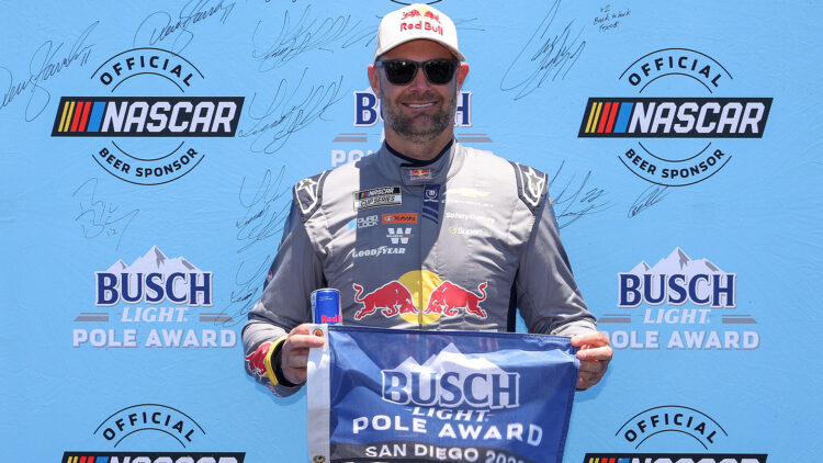 Шейн ван Гисберген — фаворит уличной гонки NASCAR в Сан-Диего