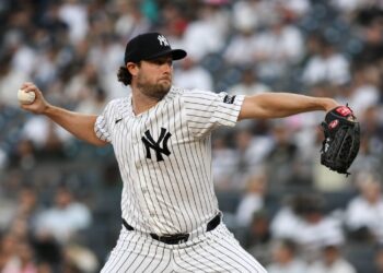Struggling Yankees look to end Red Sox bid for third straight home win