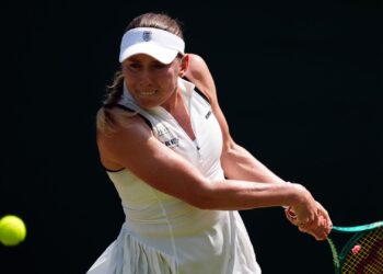 Александрова упала на корте в матче WTA в Мемфисе