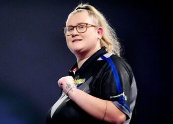 Бо Гривз снова вписала себя в историю дартса: 23-летняя англичанка стала первой женщиной, пробившейся в Европейский тур.