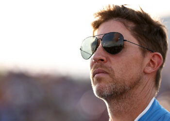 Денни Хэмлин — фаворит Brickyard 400, Ларсон на радаре
