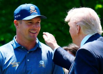Дошло до Трампа: ДэЧембо втянули в скандал с правилами на The Open
