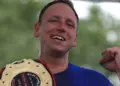Джоуи Честнат защищает титул чемпиона по поеданию хот-догов, находясь на испытательном сроке. Вот что известно о его проблемах с законом.
