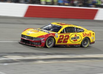 Джоуи Логано выиграл первую гонку «Кубка» на North Wilkesboro с 1996 года