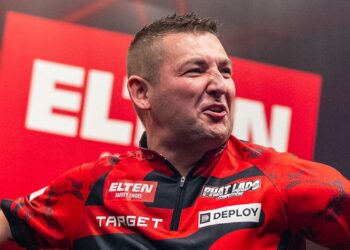 Эспинолл начал защиту титула на European Darts Open с разгрома Мэнселла