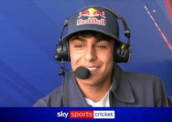«Это уже глупо!» — пилот Racing Bulls Линдблад намерен получить водительские права, несмотря на карьеру в Формуле-1