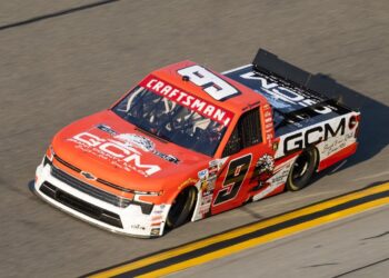 Грант Энфингер выиграл безумную гонку NASCAR Truck Series на легендарном Lime Rock Park