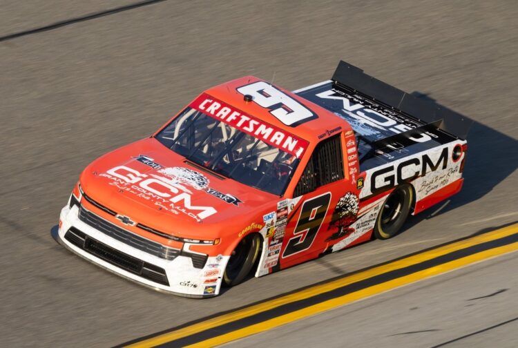 Грант Энфингер выиграл безумную гонку NASCAR Truck Series на легендарном Lime Rock Park