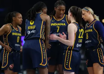 Indiana Fever запустили эксклюзивный пакет для болельщиков, желающих увидеть Кейтлин Кларк на выезде. Стоимость предложения — почти 3800 долларов, и в него входят два места прямо у площадки.