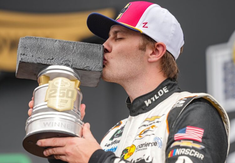 Карсон Квапил взял дебютную победу в NASCAR O’Reilly Auto Parts Series в Индианаполисе