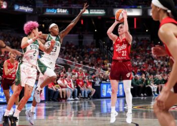 Кейтлин Кларк набрала 45 очков и установила исторический рекорд WNBA: «Февер» одолели «Шторм»