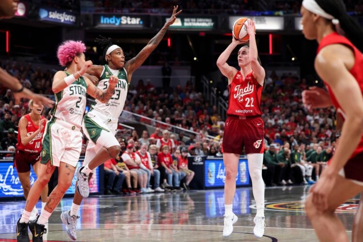 Кейтлин Кларк набрала 45 очков и установила исторический рекорд WNBA: «Февер» одолели «Шторм»