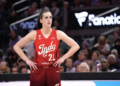 Кейтлин Кларк провела яркий Матч всех звёзд WNBA, получив перед игрой поддержку от Барака Обамы и столкнувшись со свистом трибун в Чикаго.
