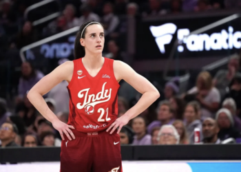 Кейтлин Кларк провела яркий Матч всех звёзд WNBA, получив перед игрой поддержку от Барака Обамы и столкнувшись со свистом трибун в Чикаго.