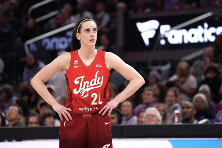 Кейтлин Кларк провела яркий Матч всех звёзд WNBA, получив перед игрой поддержку от Барака Обамы и столкнувшись со свистом трибун в Чикаго.