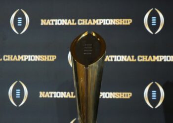 Комиссар Big Ten Тони Петити выступает за 24-командный плей-офф CFP