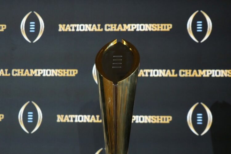 Комиссар Big Ten Тони Петити выступает за 24-командный плей-офф CFP