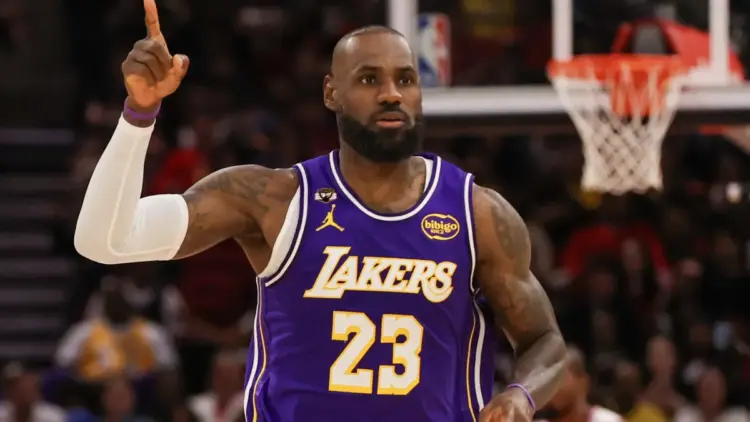 Леброн Джеймс возвращается? Инсайдер ESPN назвал фаворита в борьбе за суперзвезду