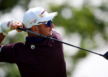 Лукас Херберт установил рекорд поля с 11-under в первом раунде LIV Golf UK
