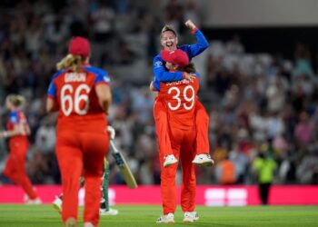 Нат Сайвер-Брант вернулась после травмы и вывела Англию в финал T20 World Cup