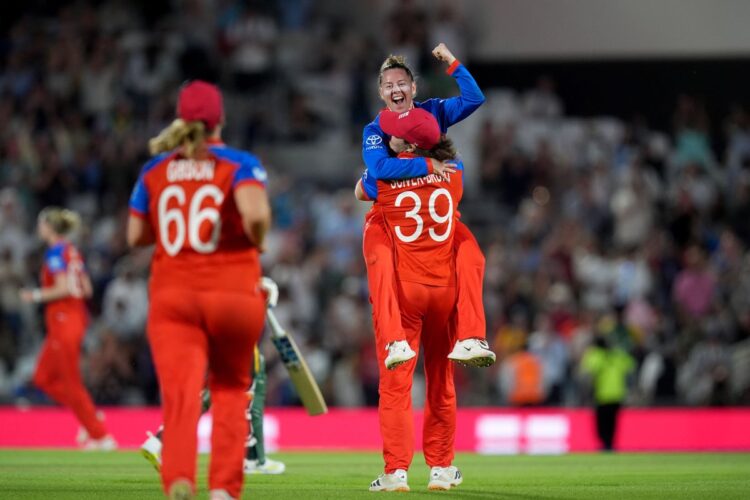 Нат Сивер-Брант вытащила Англию в финал T20 World Cup