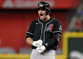 Нолан Аренадо вошёл в элитный клуб MLB с пятью членами Зала славы