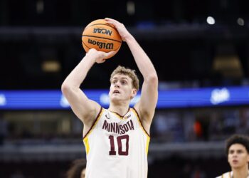 Одиннадцать спортсменов подали коллективный иск против NCAA из-за новых правил допуска