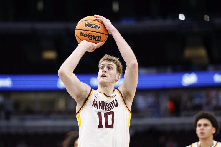 Одиннадцать спортсменов подали коллективный иск против NCAA из-за новых правил допуска