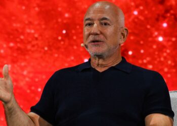Основатель Amazon Джефф Безос получил предложение войти в консорциум, который ведёт переговоры о покупке доли в «Ливерпуле».