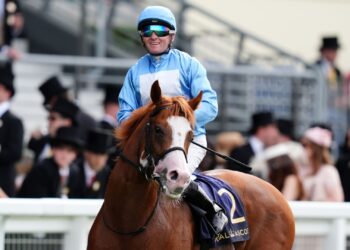 Победитель Royal Ascot **Thesecretadversary** взял топ-приз в Довиле, блестяще выиграв **Prix Jean Prat** с лидирующей тактикой.