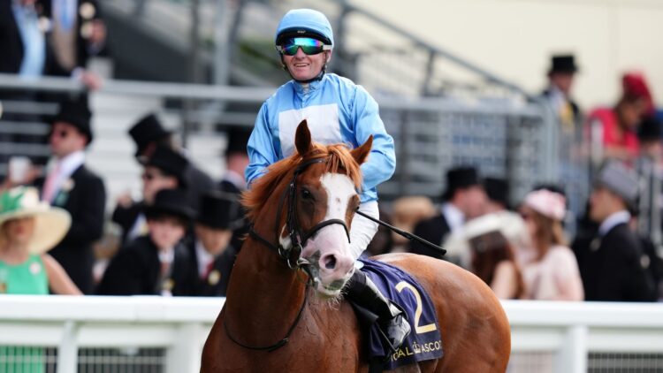 Победитель Royal Ascot **Thesecretadversary** взял топ-приз в Довиле, блестяще выиграв **Prix Jean Prat** с лидирующей тактикой.