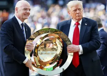 Почему ФИФА сделала исключение, позволив Дональду Трампу вручить Кубок мира