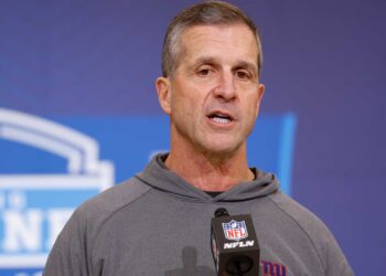 Старт NFL: десять новых тренеров, битвы квотербеков и возвращение Роджерса