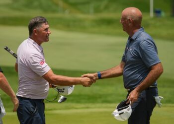 Стюарт Синк выдал 64 удара и возглавил U.S. Senior Open перед финальным раундом