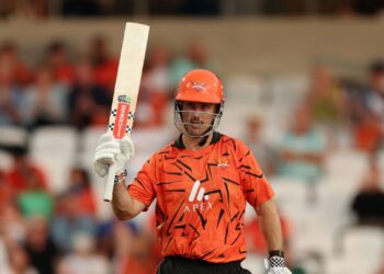 SunRisers Leeds разгромили Super Giants благодаря Маршу, Кроули и Бруку
