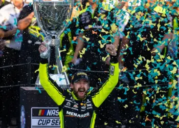 Супруга пилота NASCAR Райана Блэйни привела поклонников в восторг, опубликовав серию снимков в купальнике из тропического путешествия.