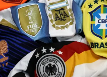 T-Mobile и Umbro сыграли на одержимости футбольными джерси: новый дроп к ЧМ