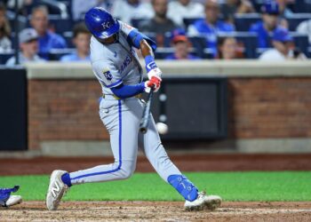 Тайлер Толберт повторил рекорд Главной лиги бейсбола (MLB), выбив хиты в 12 выходах на биту подряд. Это достижение помогло «Канзас-Сити Роялс» в гостях переломить ход матча и одержать победу.