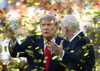 Трамп помог Инфантино на церемонии вручения трофея чемпионата мира