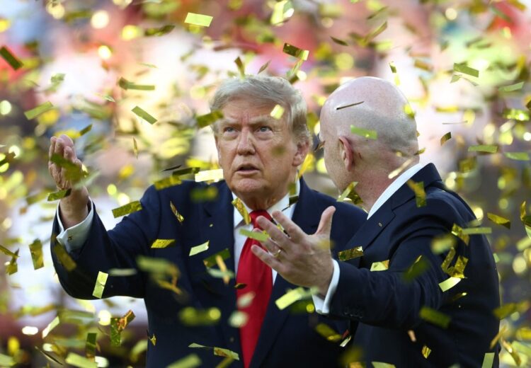 Трамп помог Инфантино на церемонии вручения трофея чемпионата мира