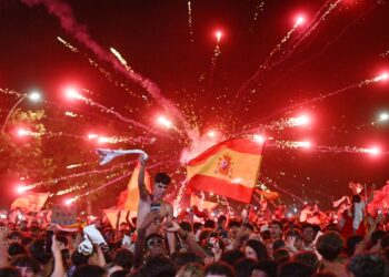 Тысячи испанских фанатов устроили праздник после победы в финале чемпионата мира над Аргентиной