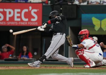 White Sox pounding out runs since All-Star break as Rangers struggle