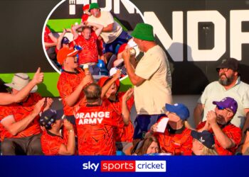Зритель поймал мяч одной рукой на матче Sunrisers Leeds
