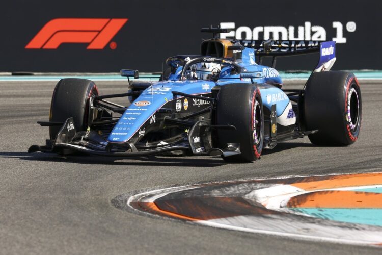 Алекс Албон подписал новый контракт с Williams до 2027